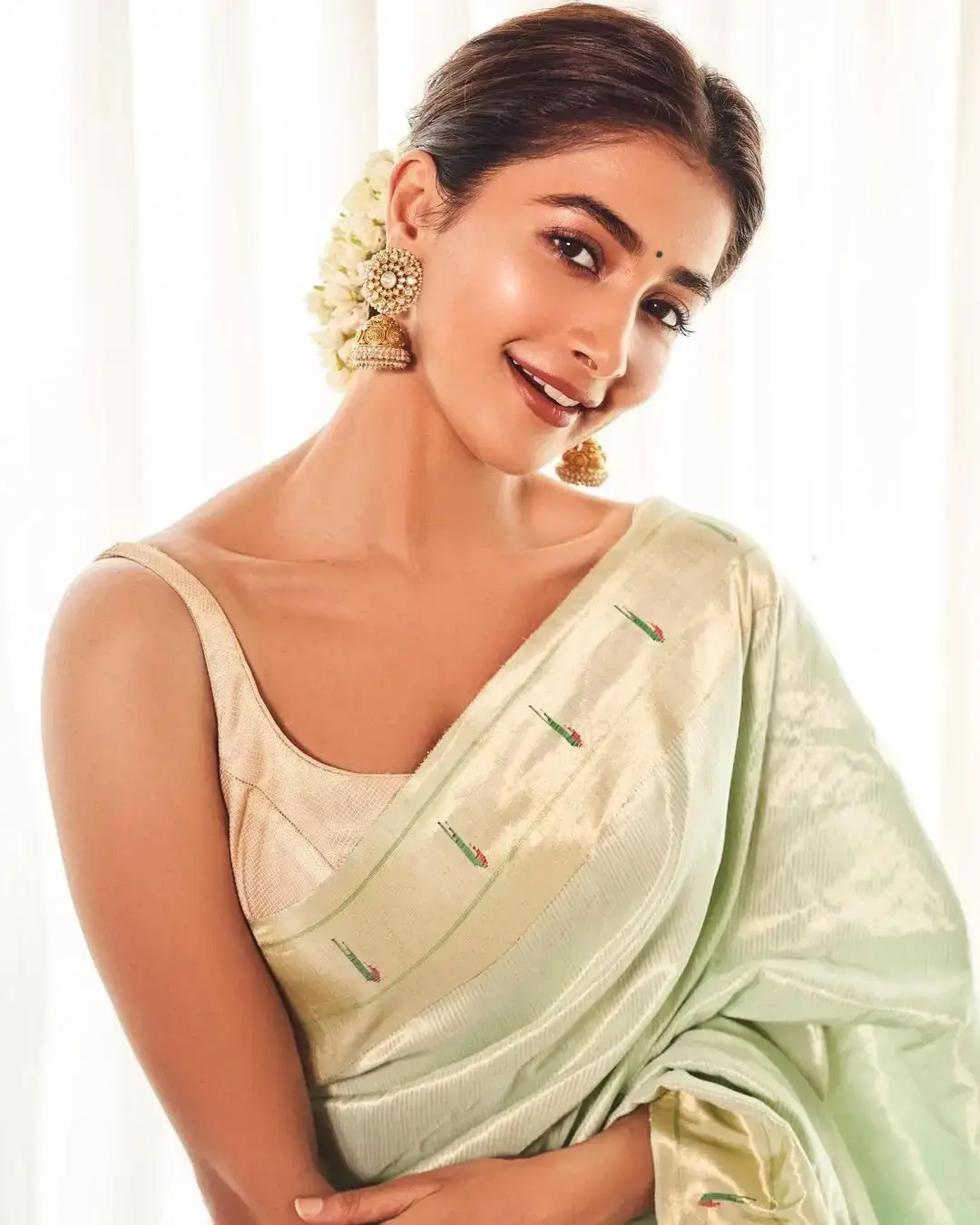 INDIAN ACTRESS POOJA HEGDE IMAGES IN GREEN COLOUR SAREE 3